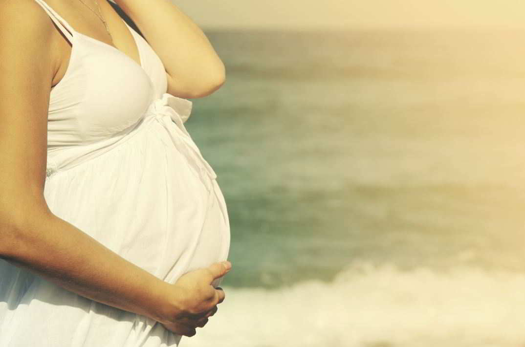Comment vivre une grossesse sereinement pendant l’été?