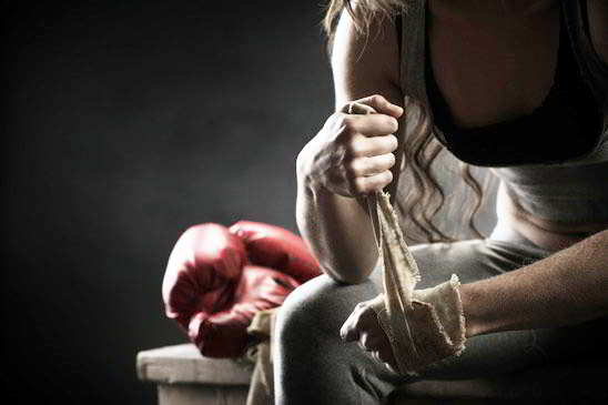 Femme seule enceinte, symbole des parcours de PMA en solitaire chez IVI