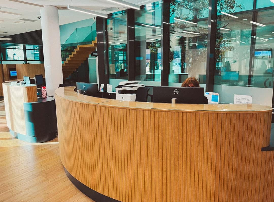 Hall d’entrée moderne de la clinique IVI à Madrid – Aravaca, équipé de technologies de pointe pour la reproduction assistée