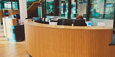 Hall d’entrée moderne de la clinique IVI à Madrid – Aravaca, équipé de technologies de pointe pour la reproduction assistée