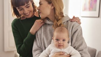 Augmentation du nombre de couples de femmes françaises qui deviennent mamans à IVI
