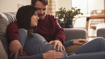 Un âge paternel avancé peut-t-il avoir un impact sur la santé de la mère et du fœtus durant la grossesse?